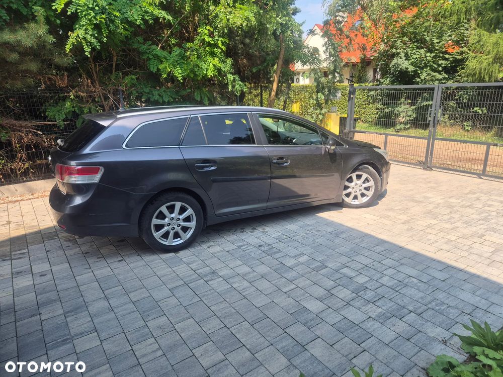 Toyota Avensis 2.0 D-4D Sol - 2