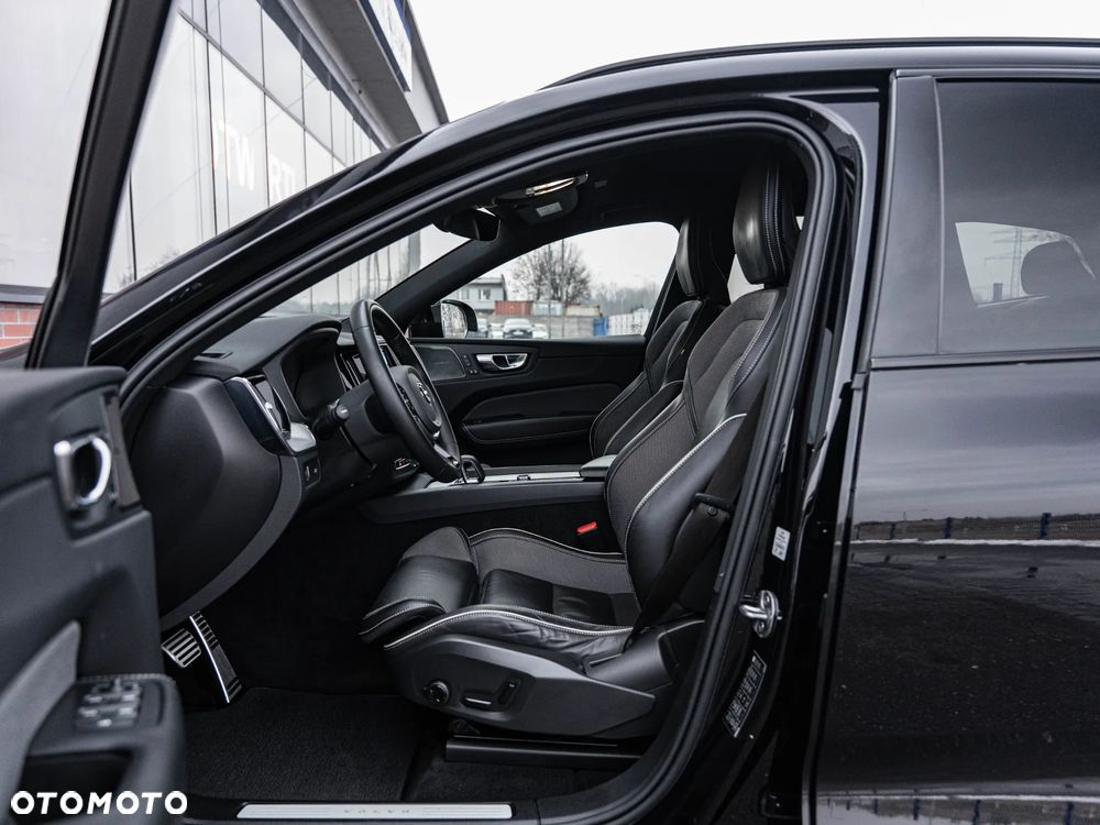 Volvo XC 60 B4 D AWD Plus Dark - 22