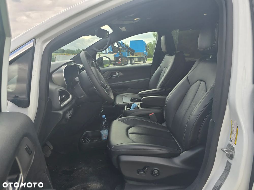 Chrysler Pacifica - 31