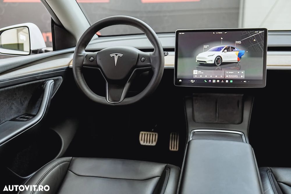 Tesla Model Y - 8
