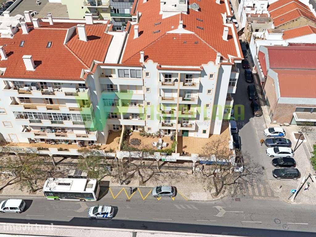Apartamento com Terraço Privativo e Garagem no Coração de Portimão - Grande imagem: 2/41