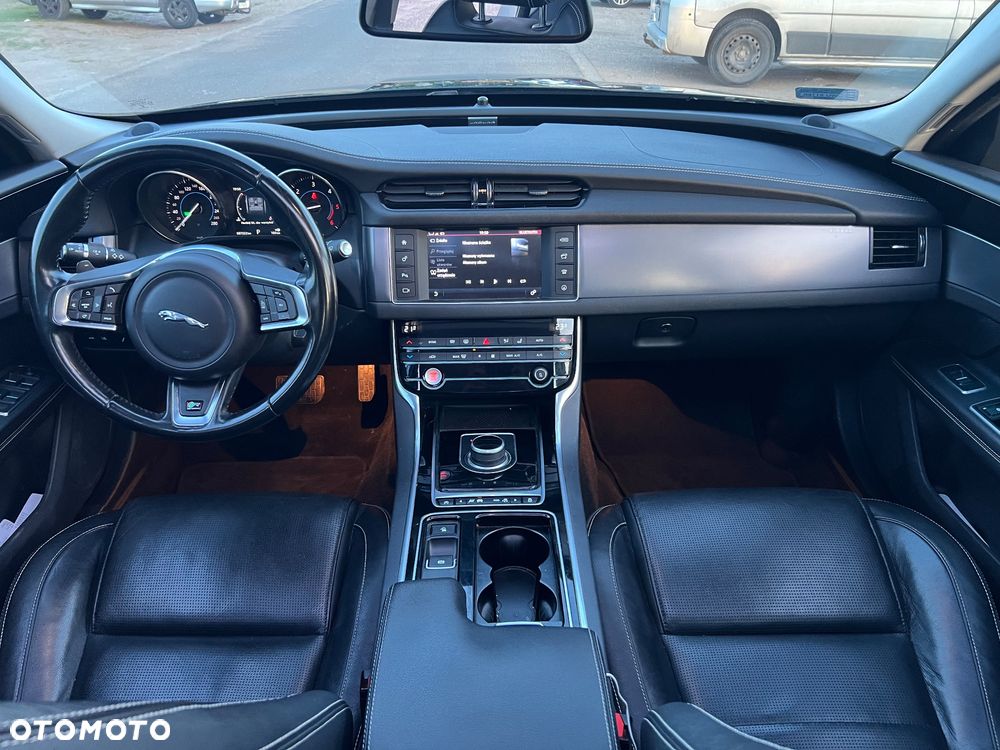 Jaguar XF 20d AWD R-Sport - 11