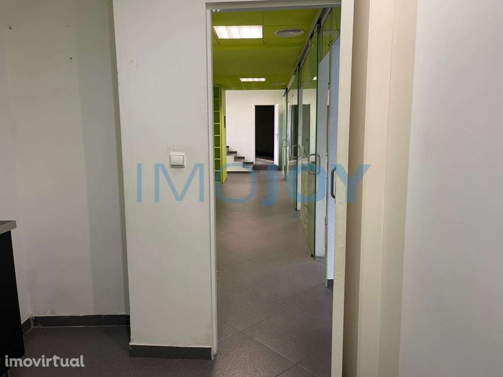 Escritório e Armazém, Cruz Quebrada - Grande imagem: 5/27