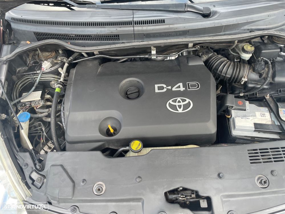 Toyota Corolla Verso 2.2 D-4D - 11