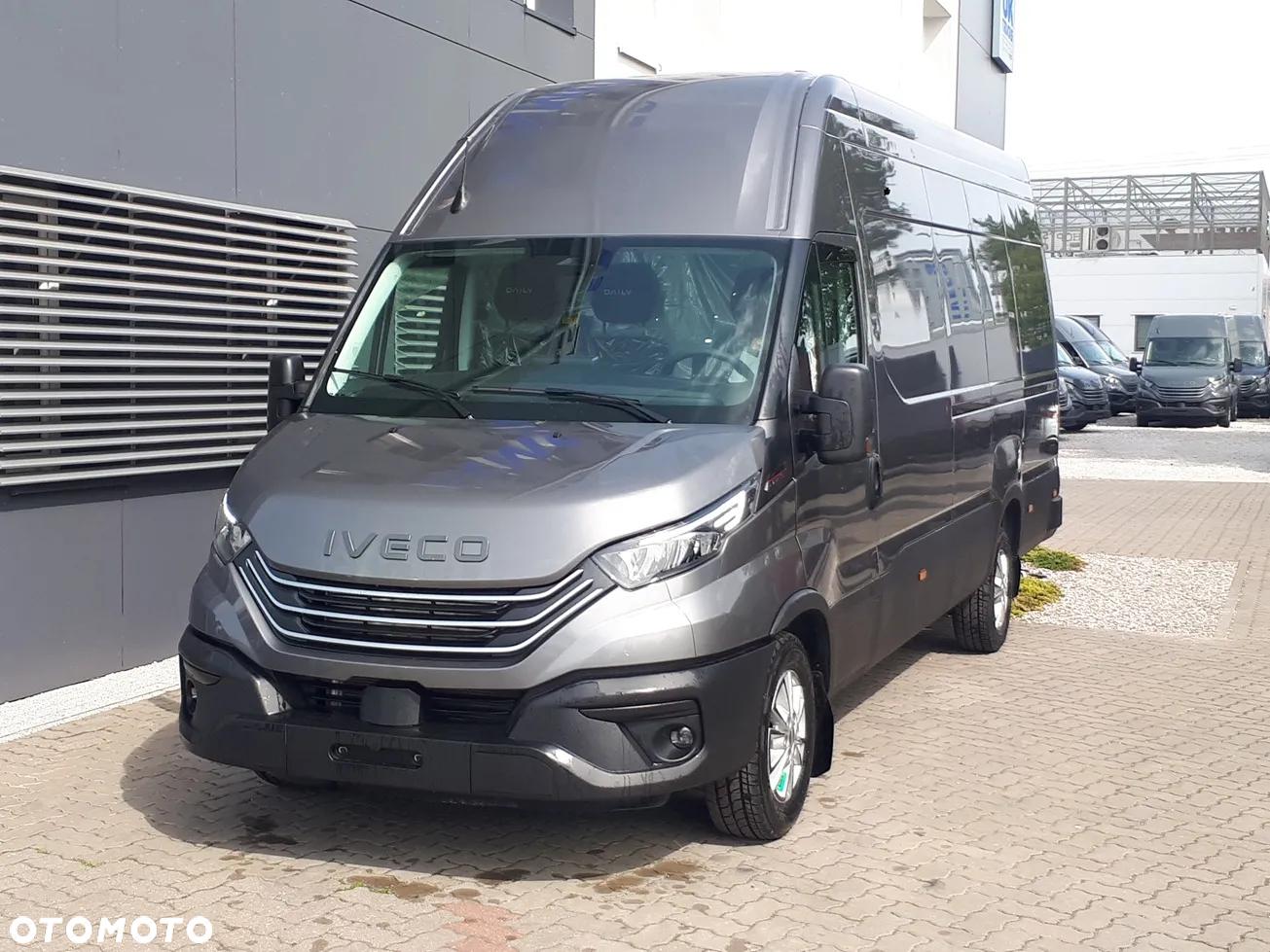 Iveco 35S21HA8V, dach 2,1m, szary metalizowany, - 2