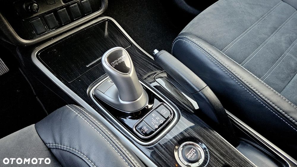 Mitsubishi Outlander 2.0 4WD Plug-In Hybrid - 26