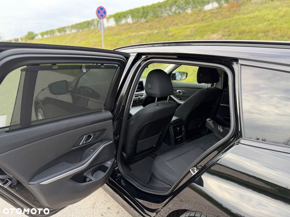 BMW Seria 3 318d MHEV - 14