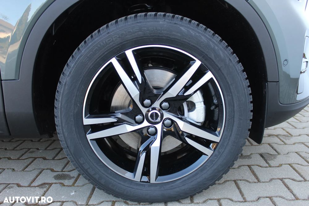 Volvo XC 40 B3 AT FWD MHEV Plus Dark - 34