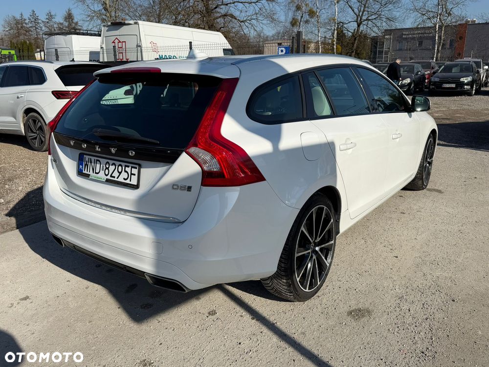 Volvo V60 D6 AWD Plug-in Hybrid Momentum - 4