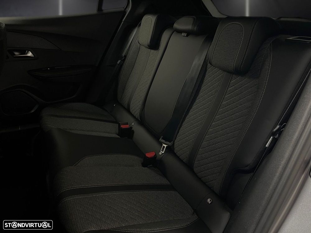 Peugeot 2008 1.2 PureTech Allure EAT8 - 27