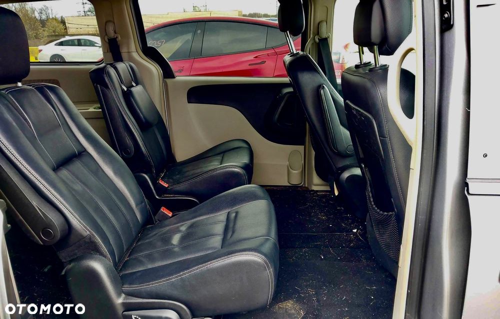 Chrysler Town & Country - 7