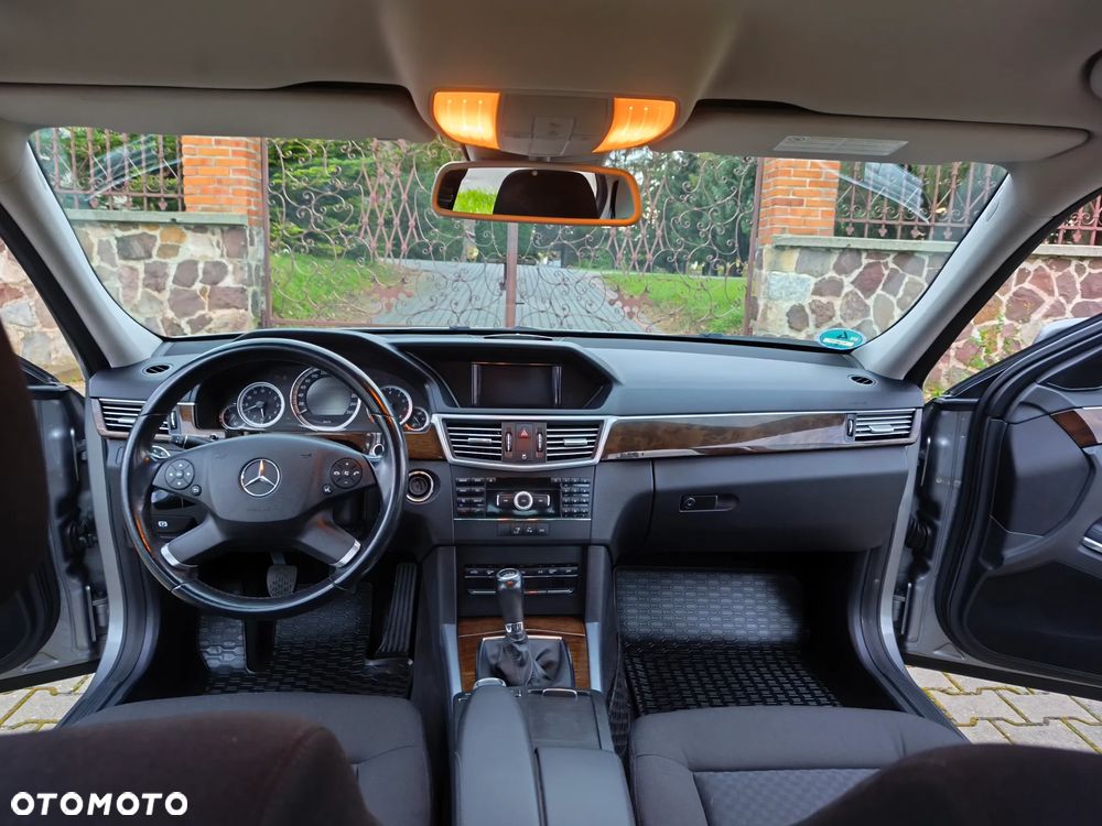 Mercedes-Benz Klasa E 200 CGI BlueEffICIENCY Elegance - 18