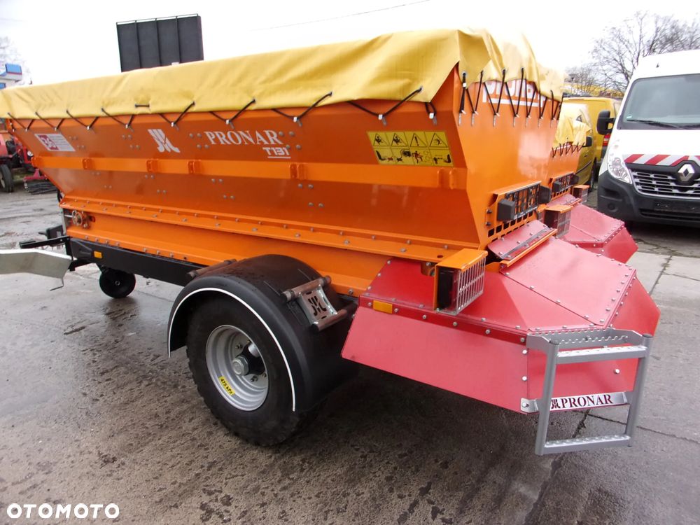 Pronar Posypywarka T-130, T-131 T132, Piaskarka, Solarka, Rozsiewacz wapna i nawozów RCW, Piaskarka komunalna, solarka rozsiewacz piasku soli KŁOS, Rozsiewacz komunalny N 065 POM Augustów, Pług odśnieżny prosty, łamany, strzałka Ursus, Inter-Tech, Pronar - 5