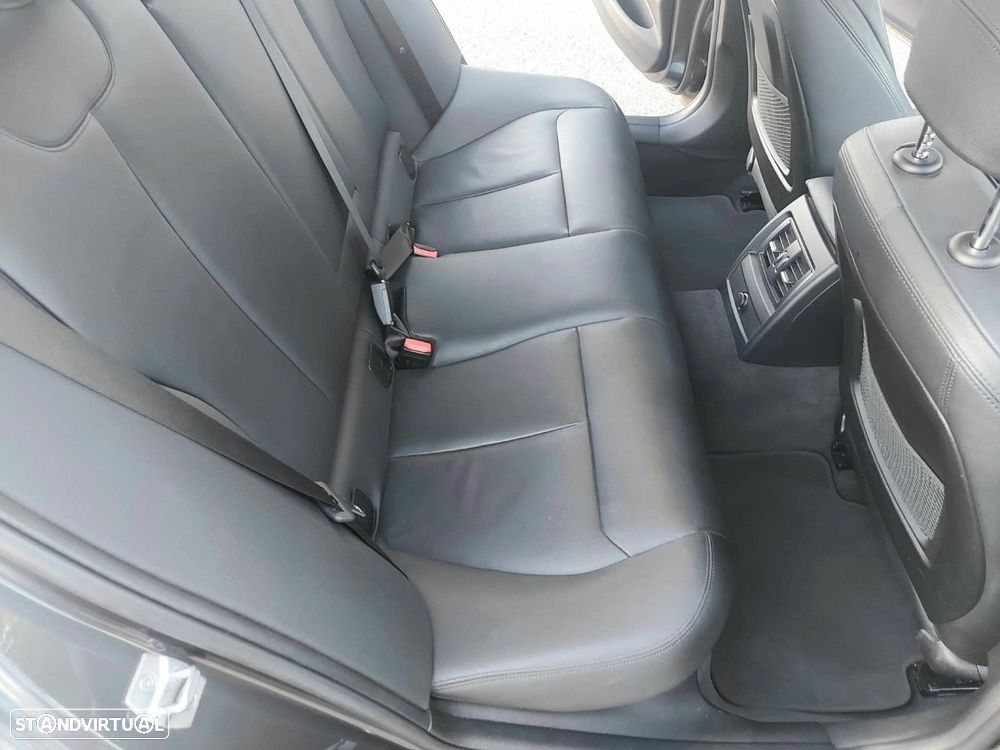 BMW 330 e iPerformance Line Luxury - 28