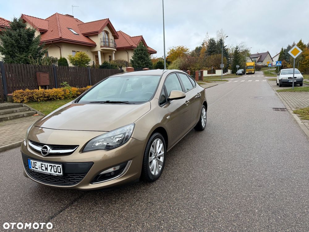 Opel Astra 1.4 Turbo Edition - 1