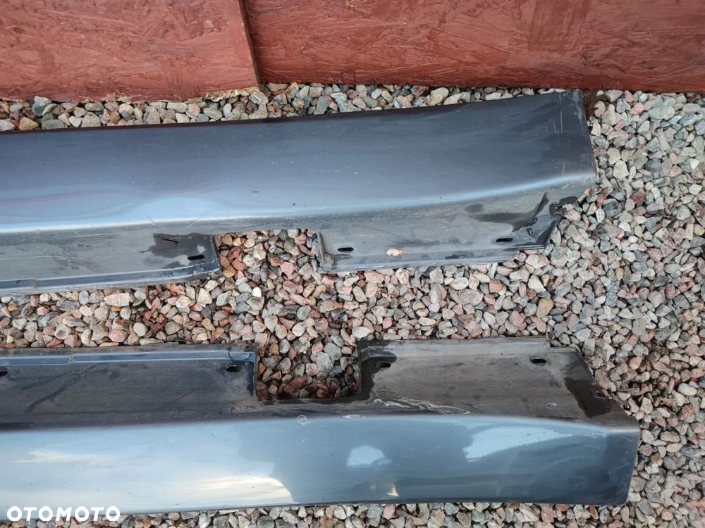 BMW E60 LCI / E61 LCI. ORYGINALNE NAKŁADKI NA PROG LEWA O NR: 7 178 125 / 7 178 126 OEM. W KOLORZE PLATINGRAU METALIC A68/7 - 12