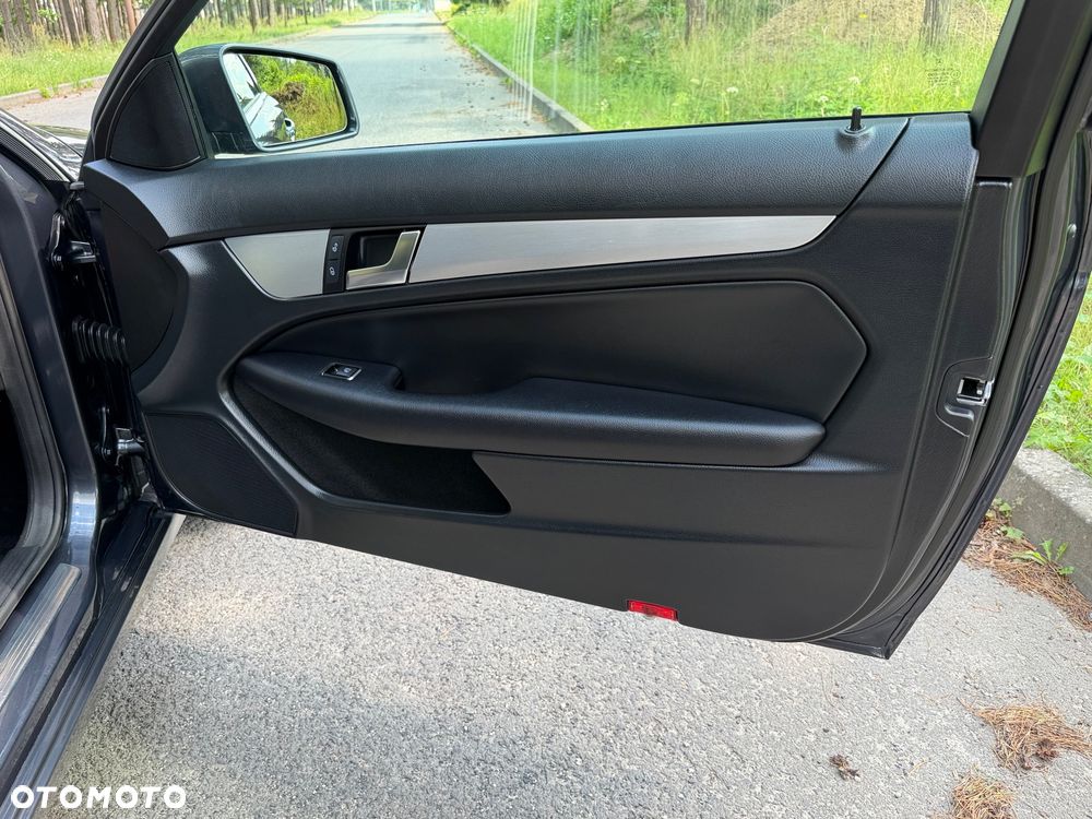 Mercedes-Benz Klasa C 250 CGI BlueEff - 29