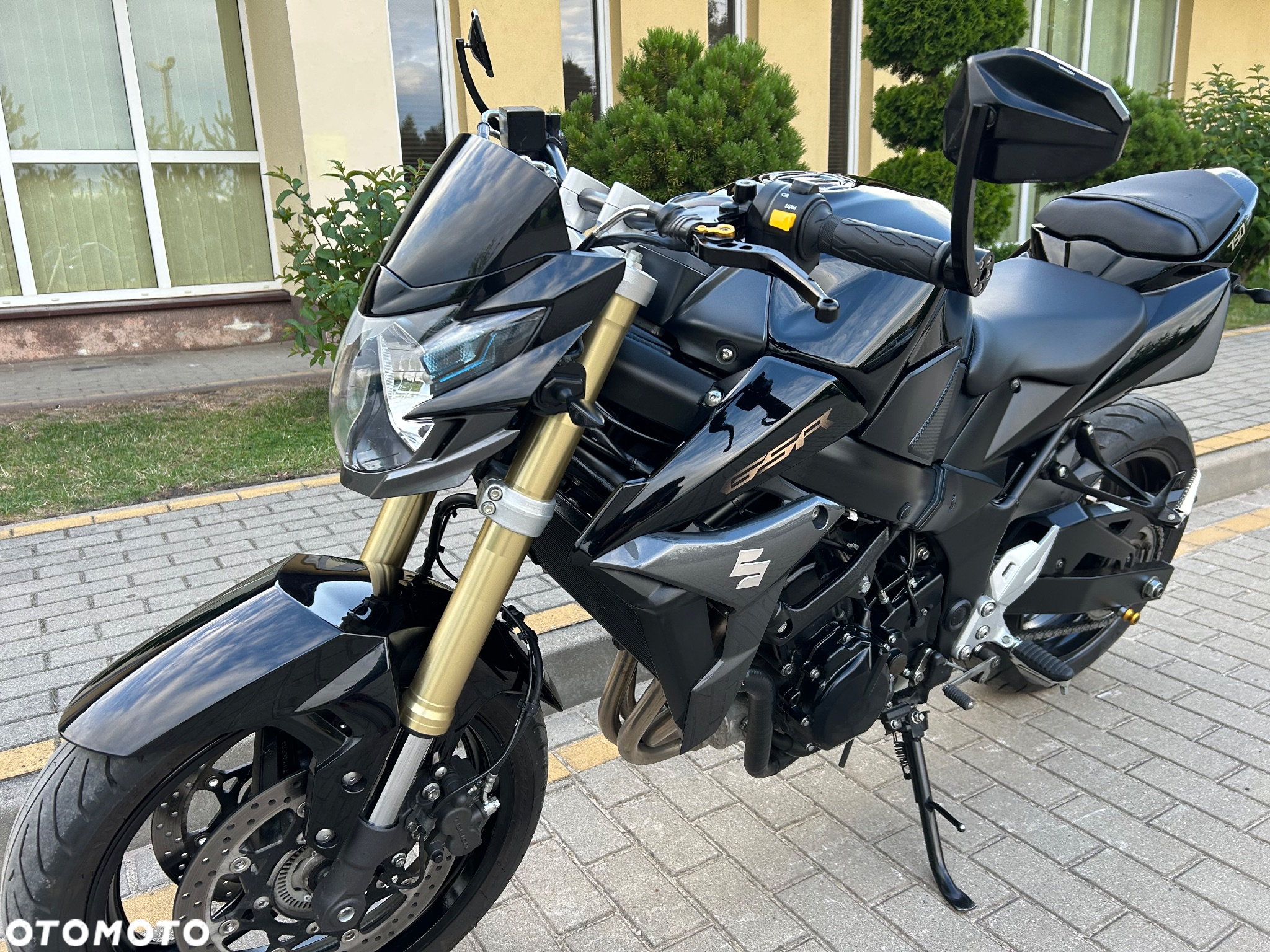 Suzuki GSR - 19