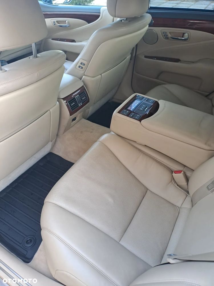 Lexus LS - 23