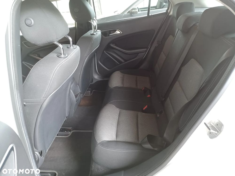 Mercedes-Benz GLA 200 7G-DCT - 12