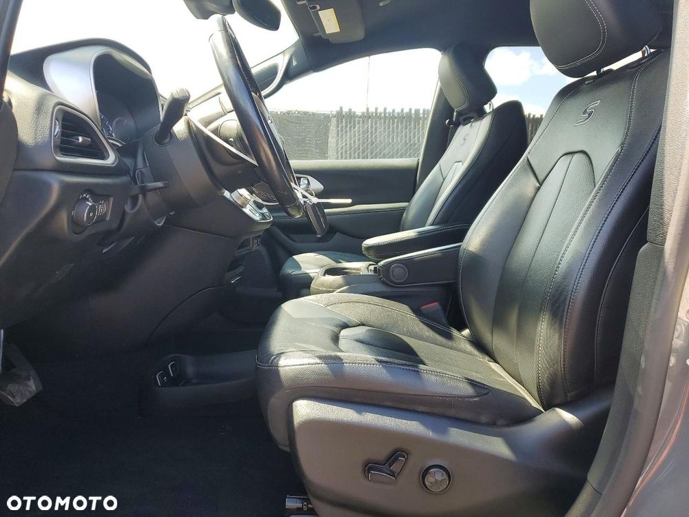 Chrysler Pacifica - 8