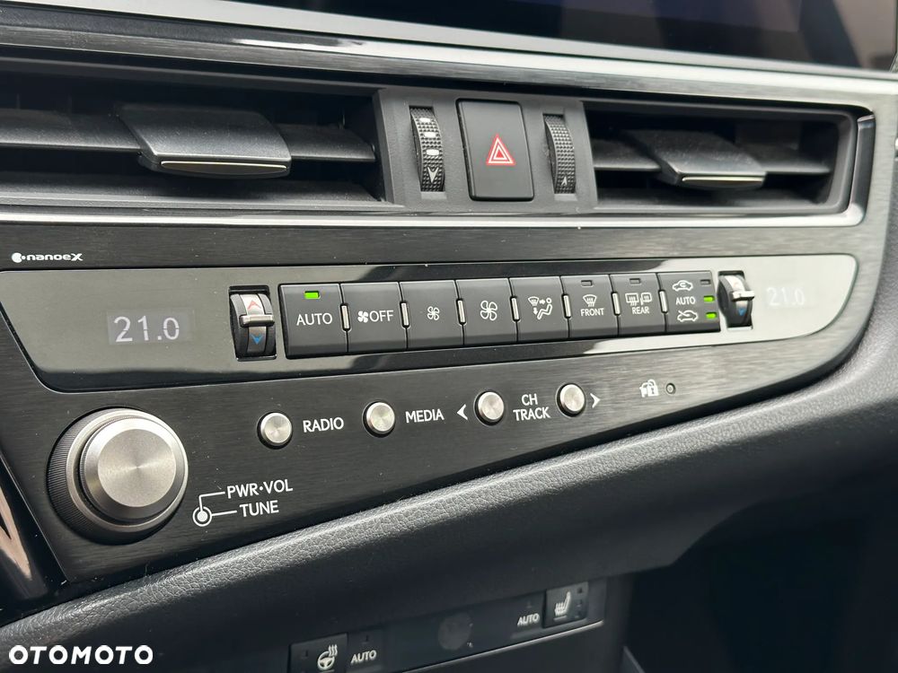 Lexus ES 300h Business Edition - 27