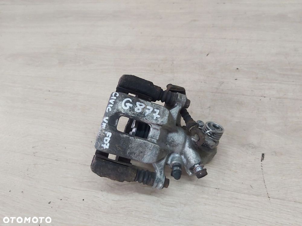 Honda Civic VIII 8 sedan zacisk jarzmo prawy tył SEDAN - 1