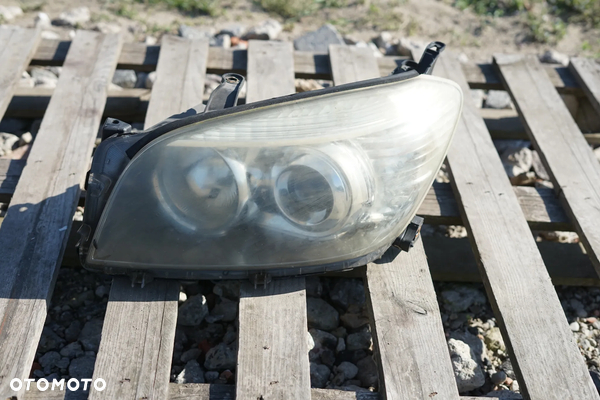 Lampa przód przednia lewa Toyota RAV4 III Anglik