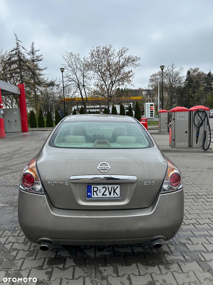 Nissan Altima - 4