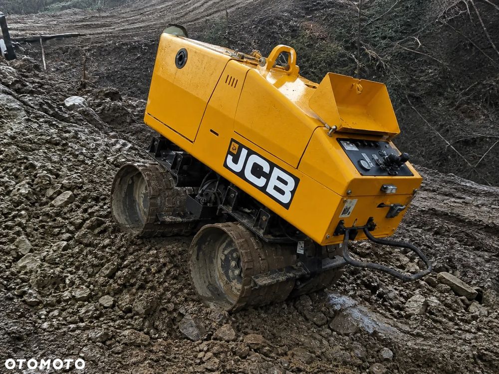 JCB VM1500 Walec Okołkowany 1600kg. Walec do wykopów, terenu oraz bystrych podjazdów! Maszyna jak Nowa. 441 mtg. 2015 rok. Walec przywieziony z Norwegii. Silnik Kubota 3 cylindry 28 km. Poteżna moc ubijania na dwa bębny lub każdy z osobna! Komfortowe sterowanie!  Maszyna zadbana jak Nowa z salonu. Odpala na dotyk. Zero luzów i wycieków. Rewelacyjna cena! Nadaje się do kruszyw ziemi oraz błota i bystrych podjazdów. O wiele lepsze rozwiązanie niż zagęszczarka 500kg. - 15