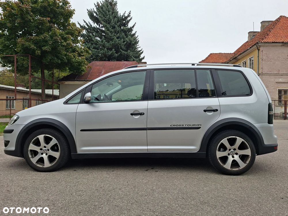 Volkswagen Touran - 1