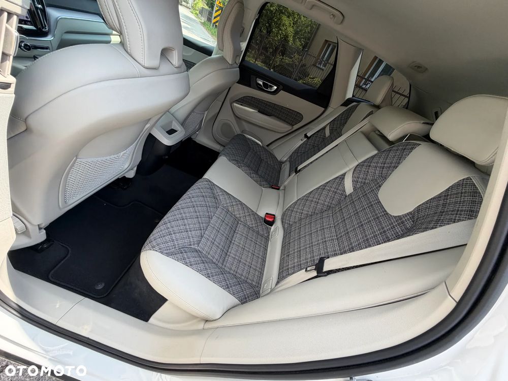 Volvo XC 60 B4 D AWD Momentum Pro - 33