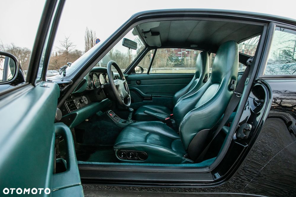 Porsche 911 Carrera 4 - 24