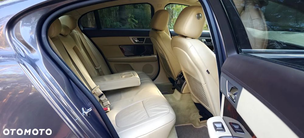 Jaguar XF 3.0 V6 D Luxury - 17