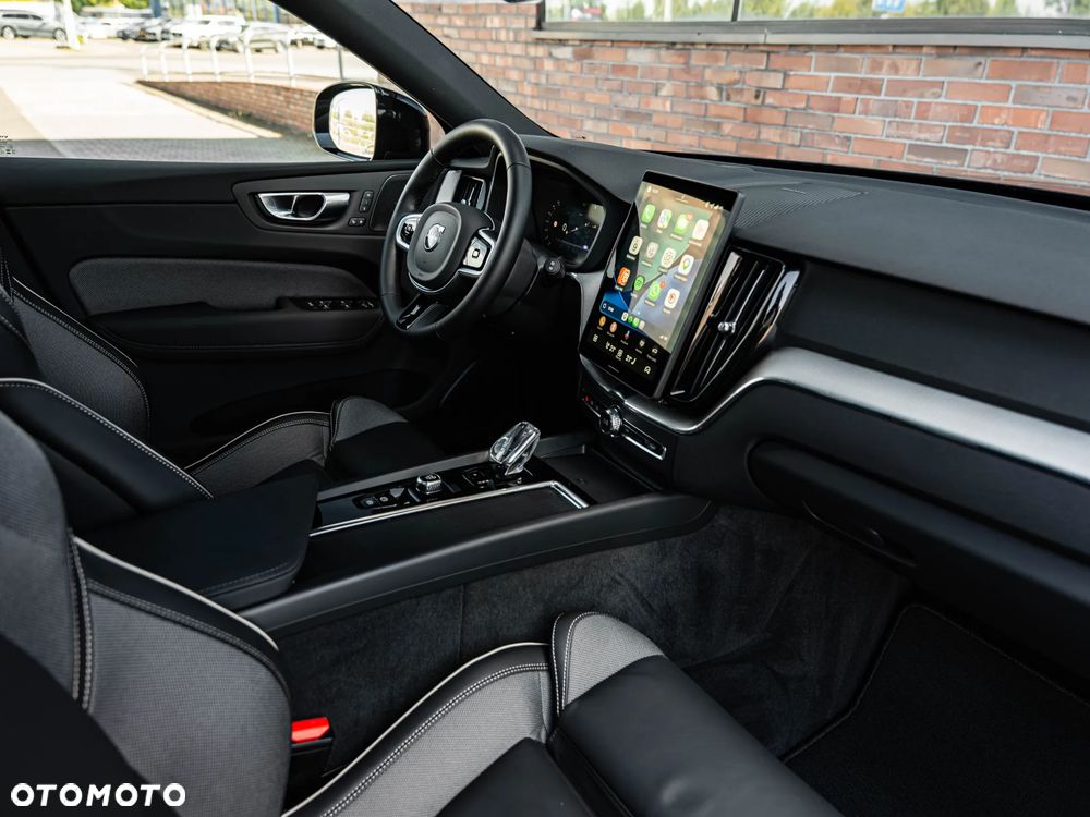 Volvo XC 60 B5 B AWD Plus Dark - 24
