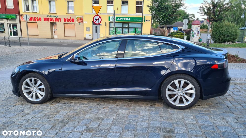 Tesla Model S - 12