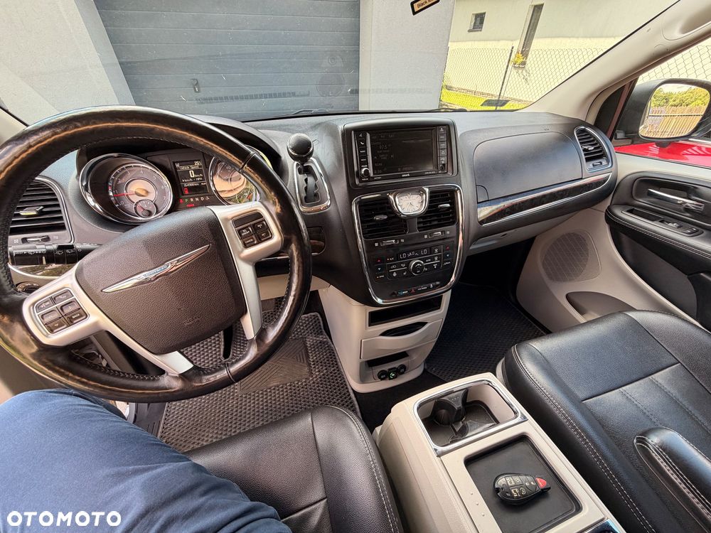 Chrysler Town & Country - 5