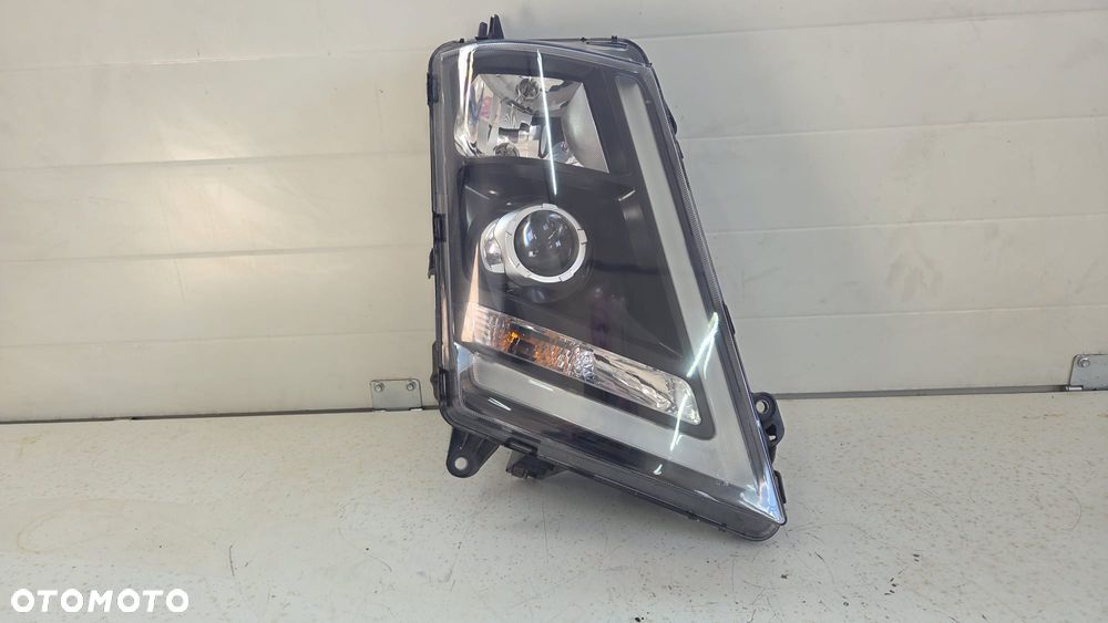 Lampa przednia reflektor xenon czarna Volvo FH4 22054759 - 2