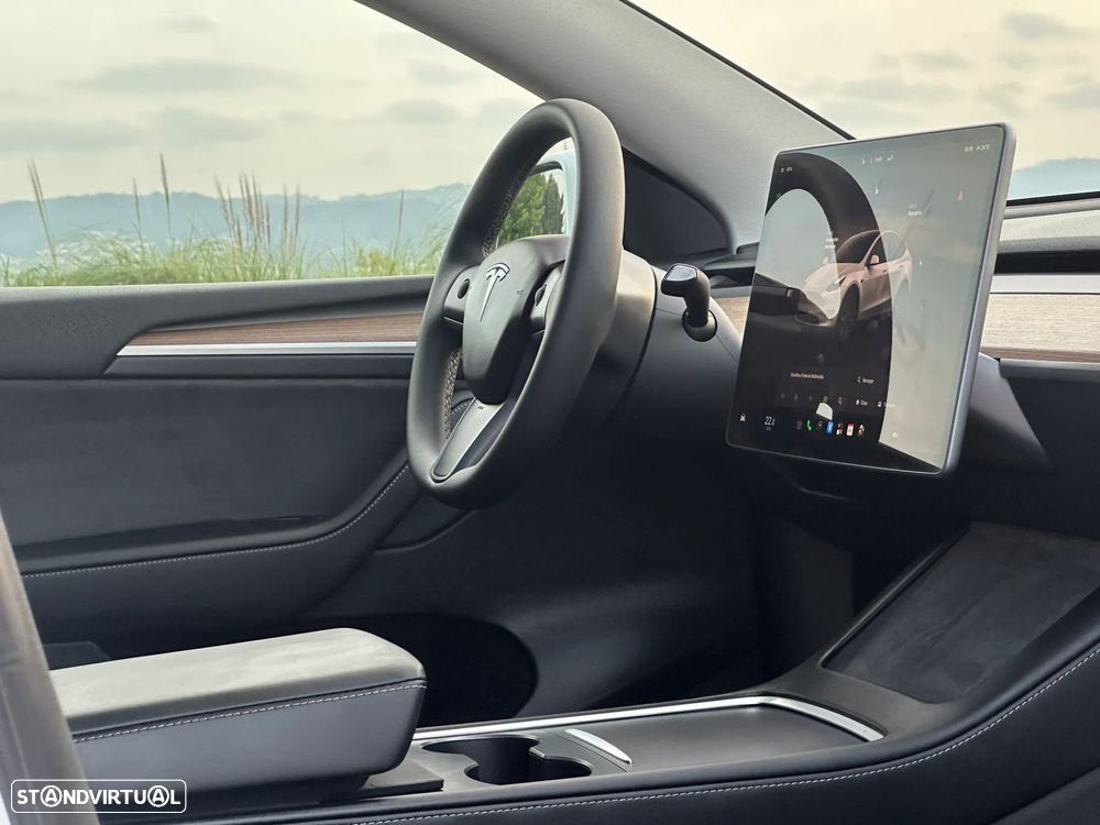 Tesla Model Y Long-Range RWD - 12