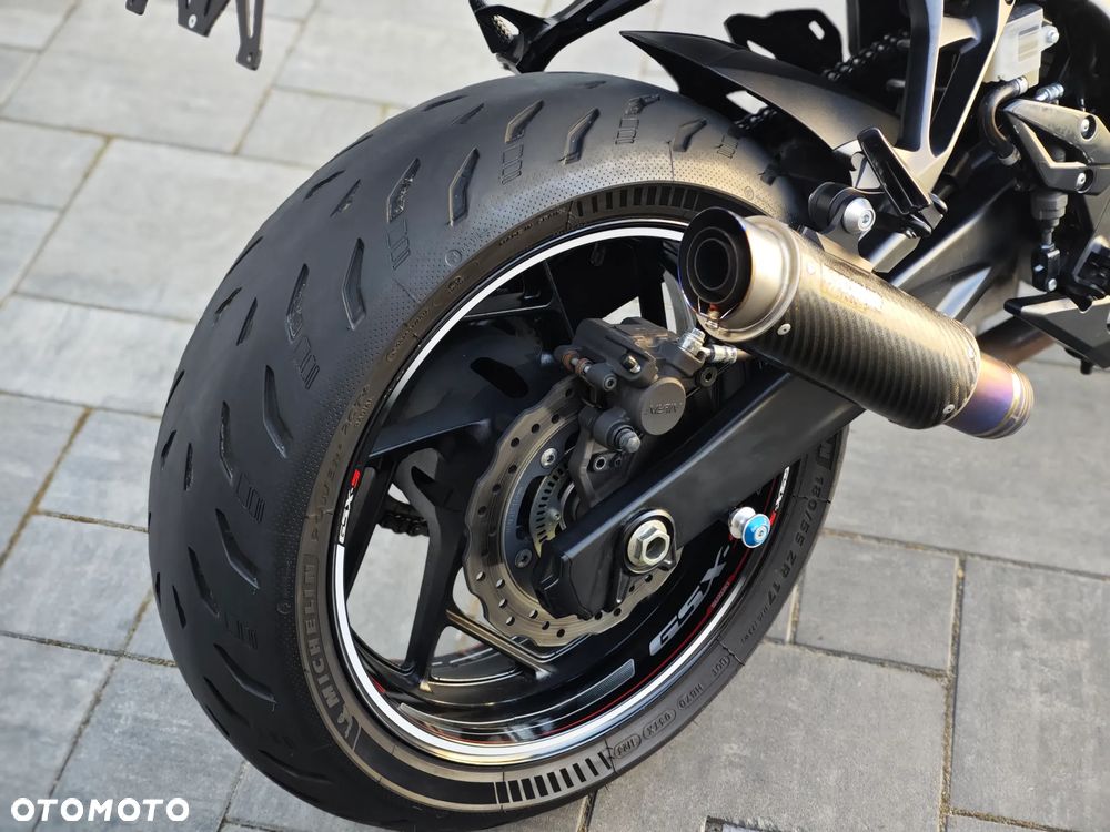 Suzuki GSX - 17
