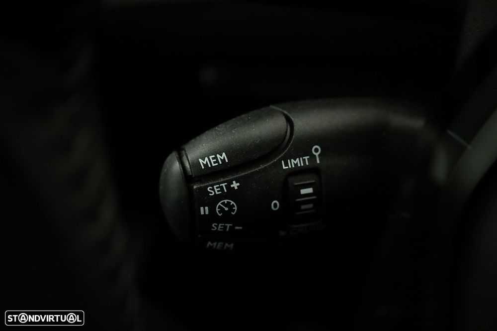 Peugeot e-2008 54 kWh Allure — fotografia 18
