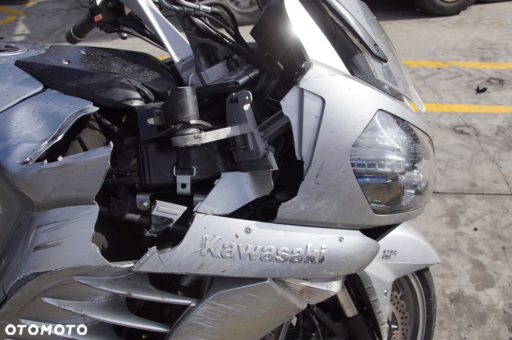 Motocykl na części - Kawasaki GTR 1400 1352 cm³ 155 KM 2011R Silnik Skrzynia Siedzenie Laga Koło Licznik Lampa Bagażnik Owiewka Manetka Amortyzator Sterownik Moduł - 11