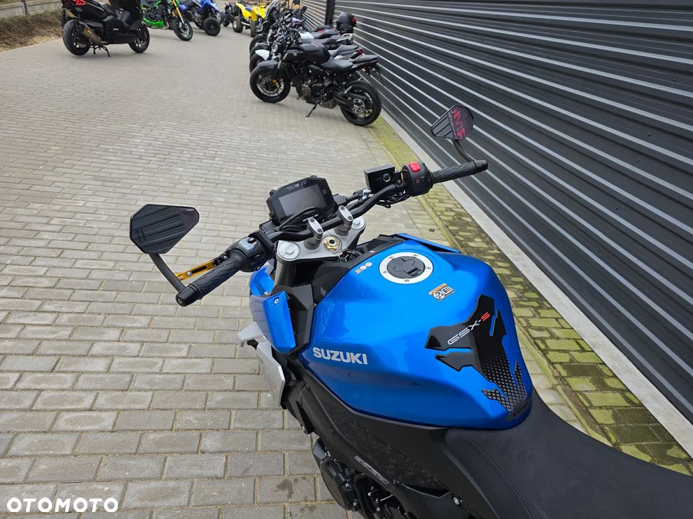Suzuki GSX - 16