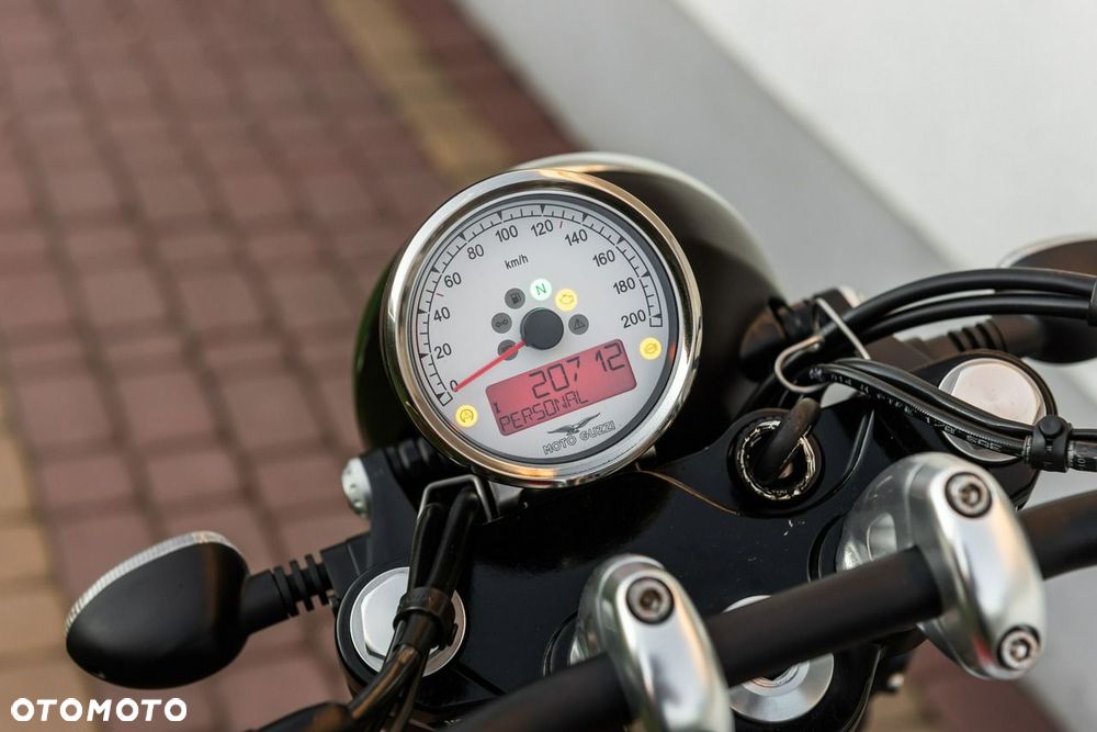 Moto Guzzi V9 - 9