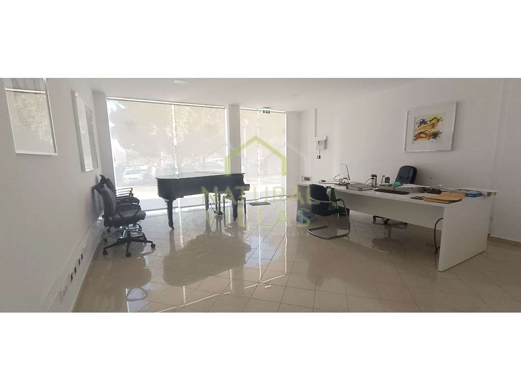 Escritório Moderno e Luminosidade Natural, Faro - Grande imagem: 3/12