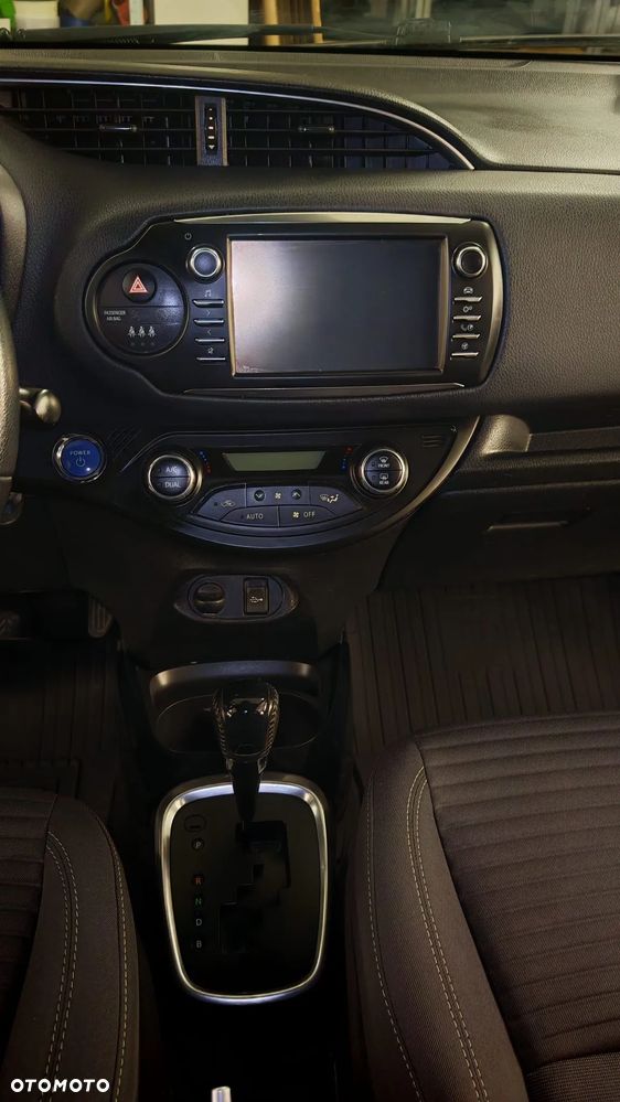 Toyota Yaris Hybrid 100 Selection Platinum - 9