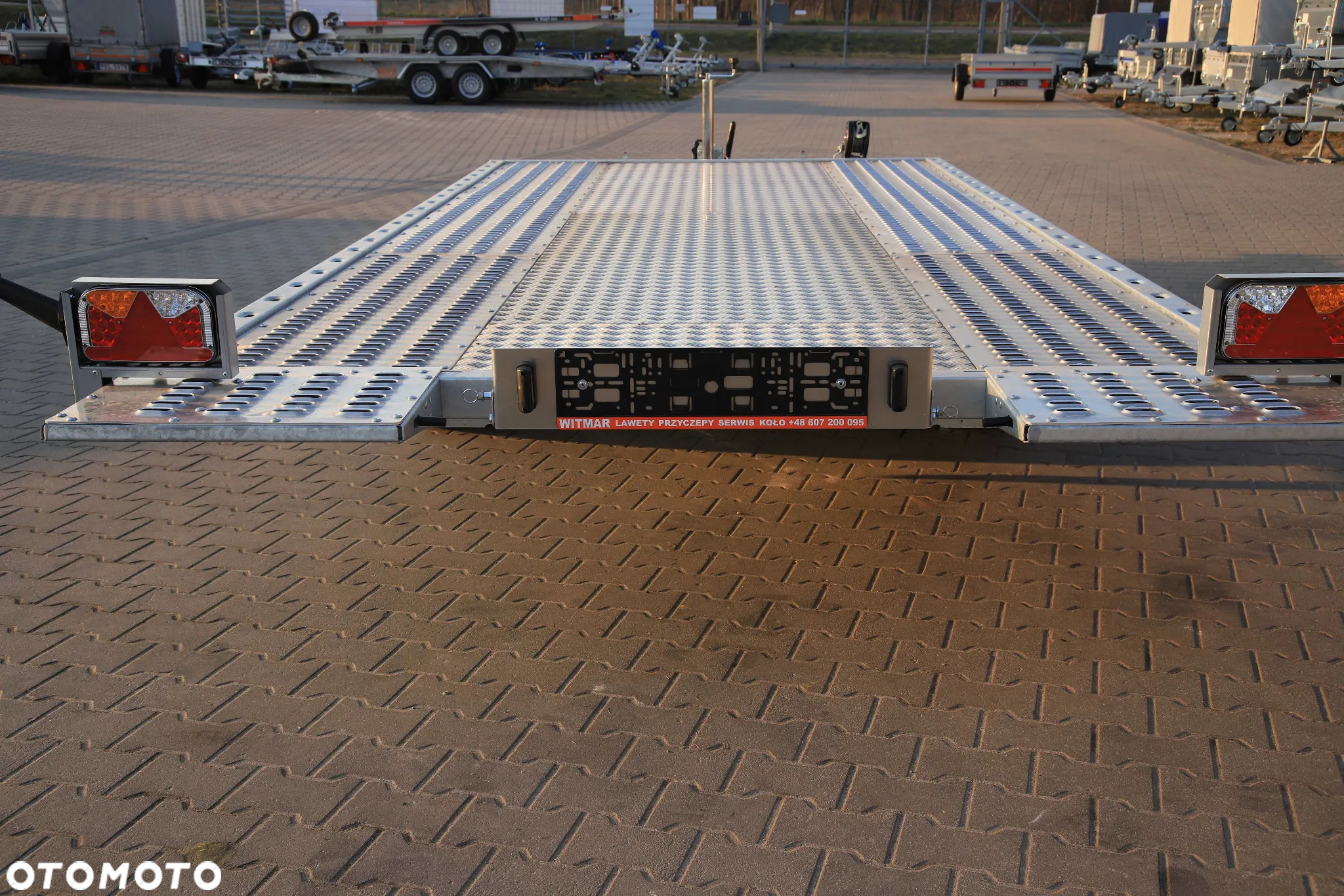 Lorries Lorries PLI27-4521 4.5 x 2 Wypełnienie alu ryfel Zintegrowane Podjazdy Uchylna Grawitacyjnie DMC 2700KG Full LED - 9