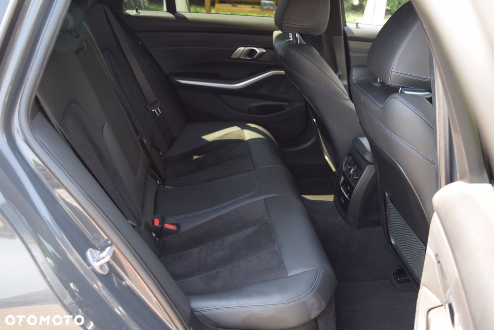BMW Seria 3 320d xDrive M Sport sport - 27