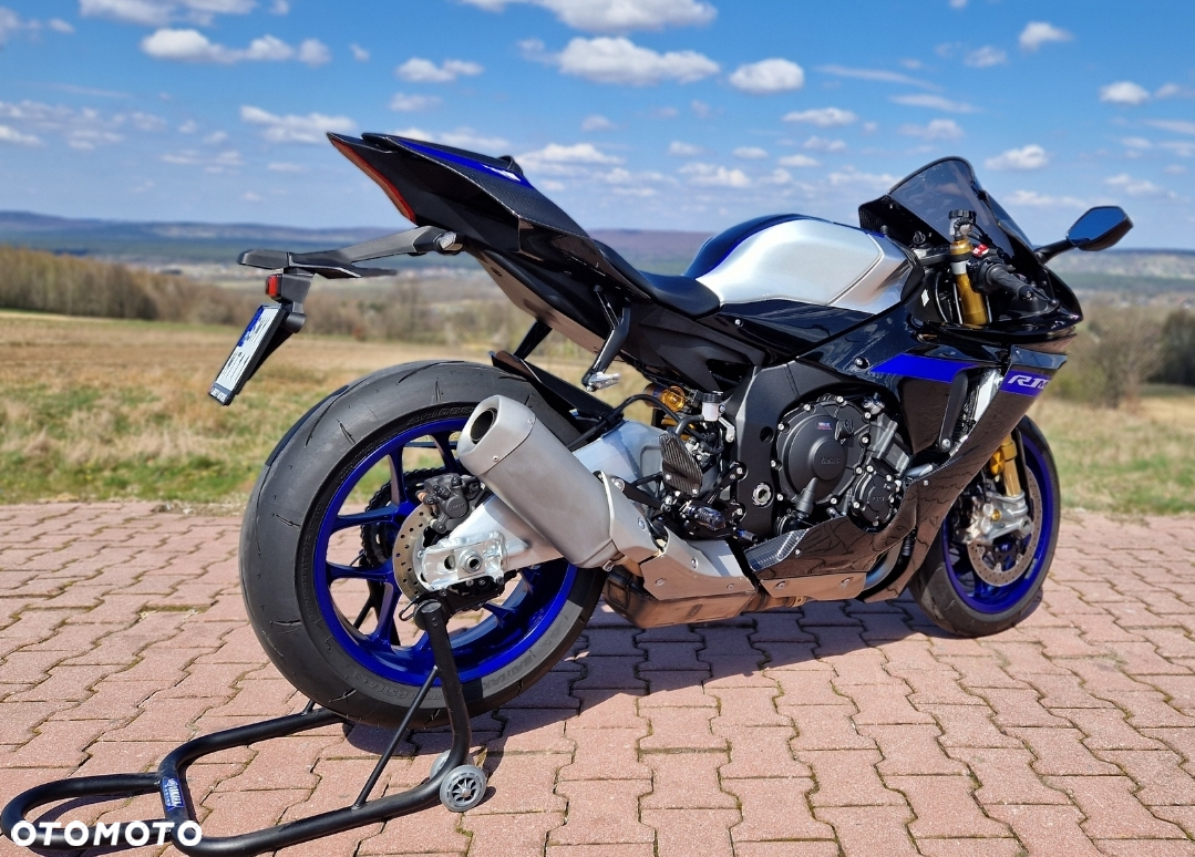 Yamaha R1 - 16
