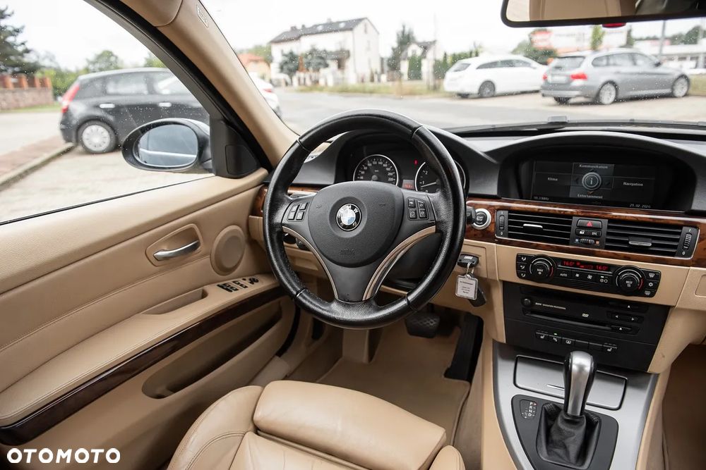 BMW Seria 3 330i - 23